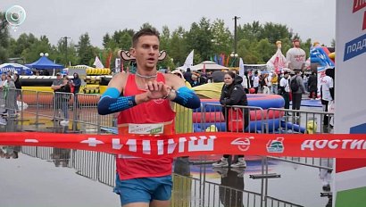 Жители Новосибирска отметили День железнодорожника благотворительным забегом