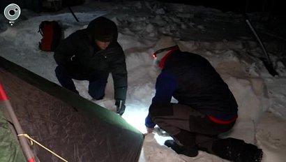 Морозную ночь в лесу провели новосибирские альпинисты