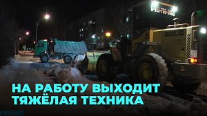 Спецтранспорт очищает дороги от снега в Бердске