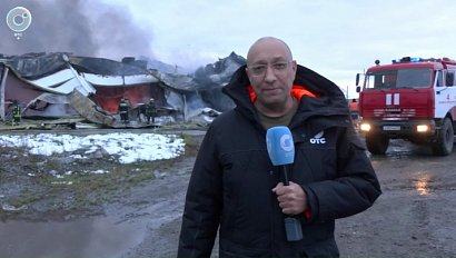 Чёрный дым над Новосибирском: пожар охватил склад в Кировском районе