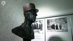 В Академгородке появился бронзовый бюст Шарля де Голля