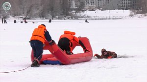 Лёд на водоёмах опасен для рыбаков и экстремалов