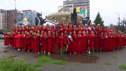 Дамы в красном устроили яркое шествие в центре Новосибирска