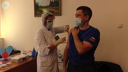 Новосибирские спасатели поставили прививку от COVID-19