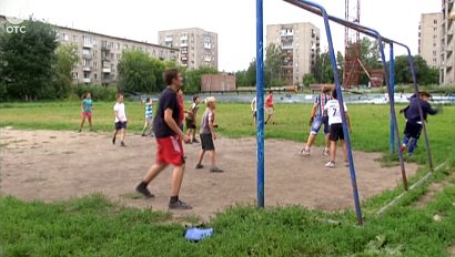 Любители спорта, живущие на Станиславском жилмассиве, гоняют мяч в пыли