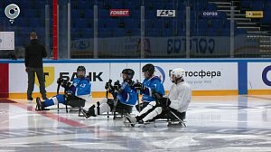 Новосибирская команда по следж-хоккею "Космос" получила новое снаряжение