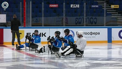 Новосибирская команда по следж-хоккею "Космос" получила новое снаряжение