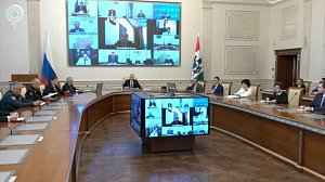 Глава региона поручил усилить санитарные меры в школах и больницах