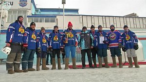 Журналисты, спасатели и таможенники сыграли в хоккей в валенках в Новосибирске