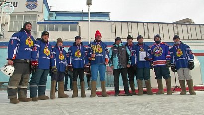 Журналисты, спасатели и таможенники сыграли в хоккей в валенках в Новосибирске