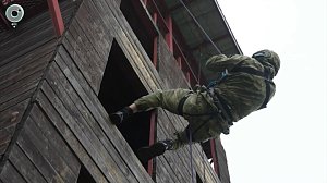 Курсанты Новосибирского военного института преодолевают экстремальные испытания