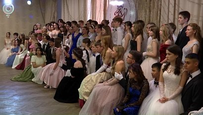 Пушкинский бал: старшеклассники погрузились в атмосферу XIX века