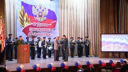 Губернатор НСО и замминистра обороны России посетили НВВКУ и вручили награды преподавателям