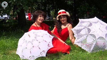 Сотни сибирячек прошли по Новосибирску в красных платьях